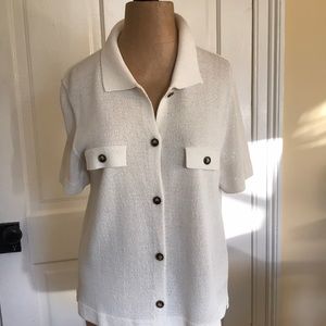White buttoned fine weave top, short sleeves